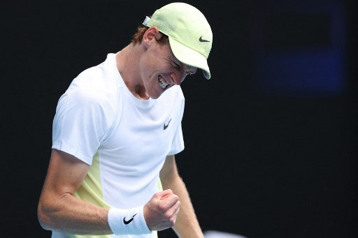 Unggulan teratas Jannik Sinner mengatasi masalah dengan kondisi fisik di tengah pertandingan, Senin, 20 Januari 2025, untuk melaju ke perempat final Australian Open dengan mengalahkan Holger Rune 6-3, 3-6, 6-3, 6-2.