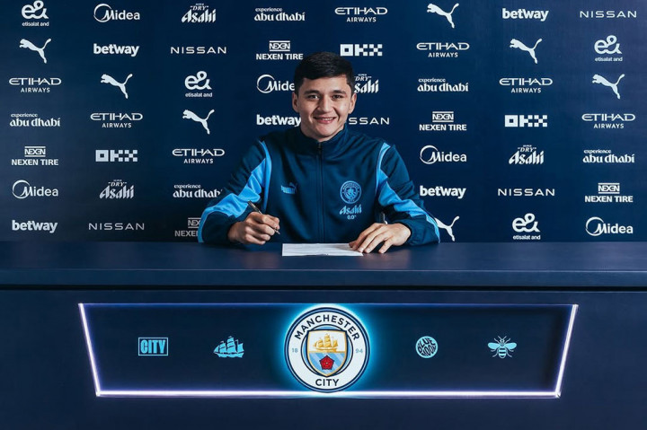 Manchester City resmi memboyong bek asal Uzbekistan Abdukodir Khusanov dari klub Prancis Lens dengan ikatan kontrak empat setengah tahun hingga 2029.
