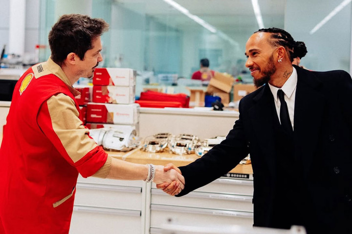 Juara dunia tujuh kali tersebut nantinya akan bertandem dengan Charles Leclerc, yang mengusung misi membawa Ferrari kembali dalam persaingan perebutan gelaran juara dunia musim 2025. 