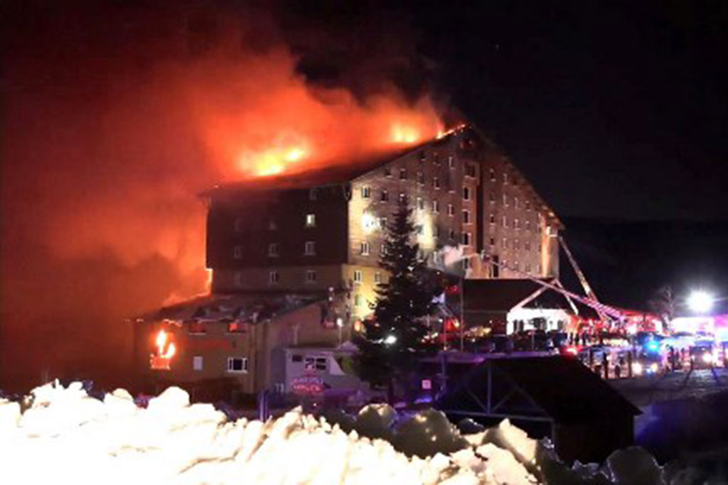 Kebakaran melanda sebuah hotel di resor ski populer Kartalkaya di barat laut Turki pada Selasa, 21 Januari 2025 dini hari. Musibah tersebut menewaskan sedikitnya 10 orang dan melukai 32 lainnya.