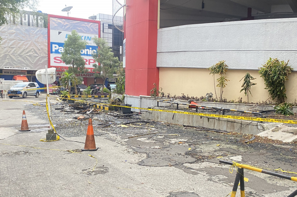 Sebelumnya, sebanyak delapan jenazah sudah dievakuasi dari lokasi kebakaran Glodok Plaza. Polisi mendapati adanya laporan 14 orang yang masih hilang.