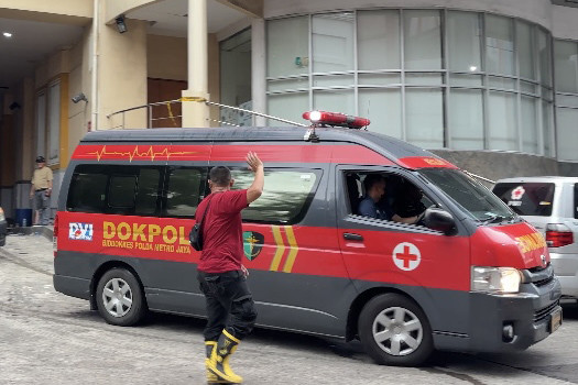 Pantauan Medcom.id, kantong jenazah diturunkan pada pukul 14.42 WIB.