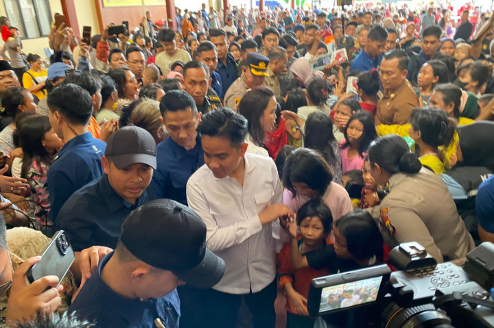 Gibran mendatangi tempat pengungsian sementara di Lapangan Merah Polres Metro Jakarta Pusat dengan pengawalan ketat Paspampres.