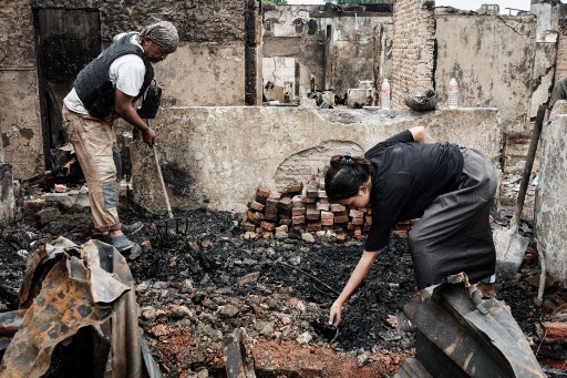 Sejumlah warga korban kebakaran di Kemayoran, Jakarta Pusat, mengais sisa-sisa barang yang masih bisa dimanfaatkan seperti besi, tembaga, dan perabotan yang masih laku dijual.