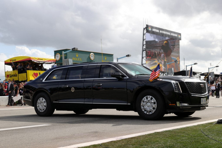 Donald Trump resmi menjabat sebagai Presiden ke-47 Amerika Serikat setelah mengambil sumpah jabatan pada Senin, 20 Januari 2025 pukul 12:02 waktu setempat di Capitol Rotunda, Washington DC. Kini statusnya sebagai orang Nomor 1 di Negara Paman Sam membuatnya berhak untuk menggunakan The Beast sebagai mobil operasionalnya sehari-hari.
