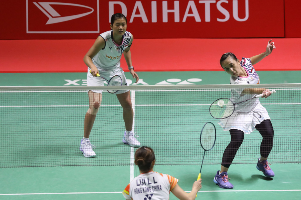 Peraih medali emas SEA Games 2023 tersebut menerapkan strategi menyerang sejak awal gim sehingga menyulitkan Lui Lok Lok/Tsang Hiu Yan untuk mengembangkan permainan dan terpaksa takluk dalam tempo 29 menit.