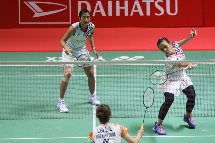 Peraih medali emas SEA Games 2023 tersebut menerapkan strategi menyerang sejak awal gim sehingga menyulitkan Lui Lok Lok/Tsang Hiu Yan untuk mengembangkan permainan dan terpaksa takluk dalam tempo 29 menit.