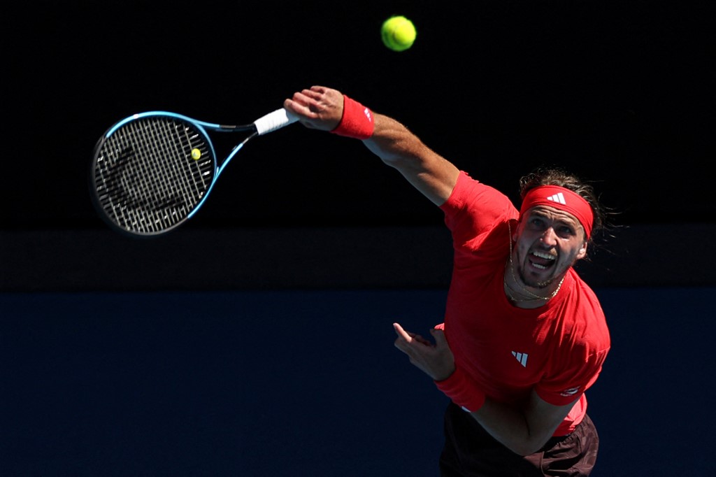 Alexander Zverev mengatasi perlawanan Tommy Paul dengan kemenangan 7-6 (7/1), 7-6 (7/0), 2-6, 6-1 pada perempat final Australia Open, untuk menuju semifinal, Selasa, 21 Januari 2025.