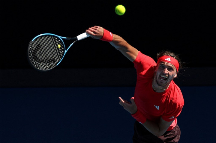 Alexander Zverev mengatasi perlawanan Tommy Paul dengan kemenangan 7-6 (7/1), 7-6 (7/0), 2-6, 6-1 pada perempat final Australia Open, untuk menuju semifinal, Selasa, 21 Januari 2025.