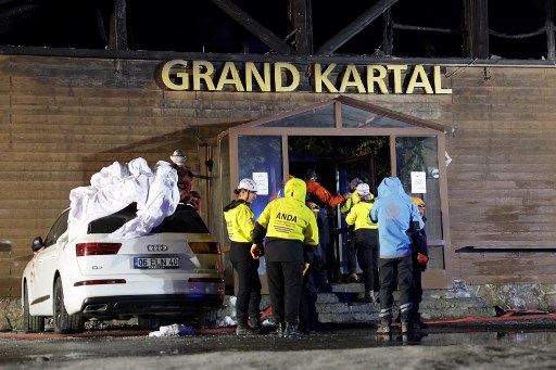 Presiden Recep Tayyip Erdogan mengatakan terus mengikuti insiden tersebut dengan seksama melalui lembaga-lembaga terkait sejak awal kejadian. Erdogan mengumumkan hari Rabu sebagai hari berkabung nasional.