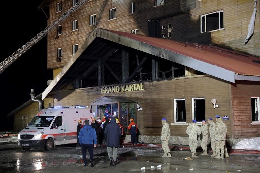 Tim kedaruratan dari kota tetangga mencakup pemadam kebakaran, unit tanggap bencana, dan tim medis telah tiba di lokasi kejadian menggunakan helikopter. Tim pemadam kebakaran langsung berjibaku memadamkan api.