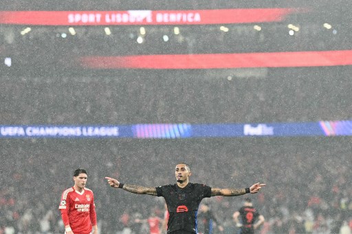 Barcelona kokoh di peringkat dua klasemen sementara dengan 18 poin. Sementara itu, Benfica berada dalam zona playoff di peringkat 18 dengan torehan 10 poin. 