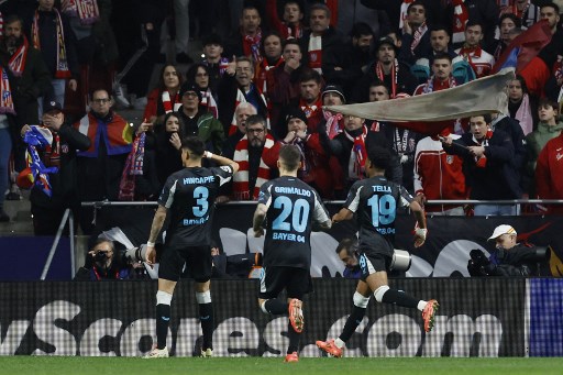 Leverkusen berhasil mencetak gol pembuka melalui sundulan Piero Hincapie di masa tambahan waktu babak pertama. Skor 0-1 bertahan hingga jeda.