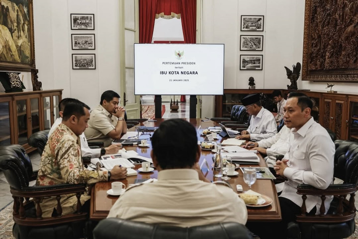 Presiden Prabowo memimpin rapat terbatas soal pembangunan IKN bersama Menteri Koordinator (Menko) Bidang Infrastruktur dan Pembangunan Kewilayahan Agus Harimurti Yudhoyono (AHY), Kepala Otorita Ibu Kota Nusantara Basuki Hadimuljono, Menteri Perumahan dan Kawasan Permukiman (PKP) Maruarar Sirait dan Menteri Pekerjaan Umum (PU) Dody Hanggodo di Istana Kepresidenan Jakarta, Selasa, 21 Januari 2025.