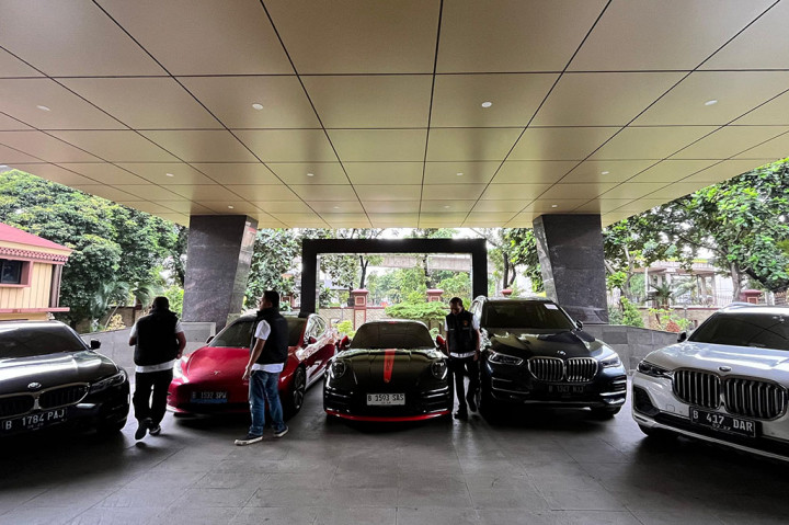 Helfi mengatakan pihaknya juga menyita sebanyak 11 mobil, mewah, di antaranya  BMW putih berpelat B 147 DAR, BMW hitam berpelat B 1347 NJJ, Porsche berpelat B 1593 SAS, Tesla model 3 berpelat B 1532 SPW, dan BMW hitam berpelat B 1784 PAJ.