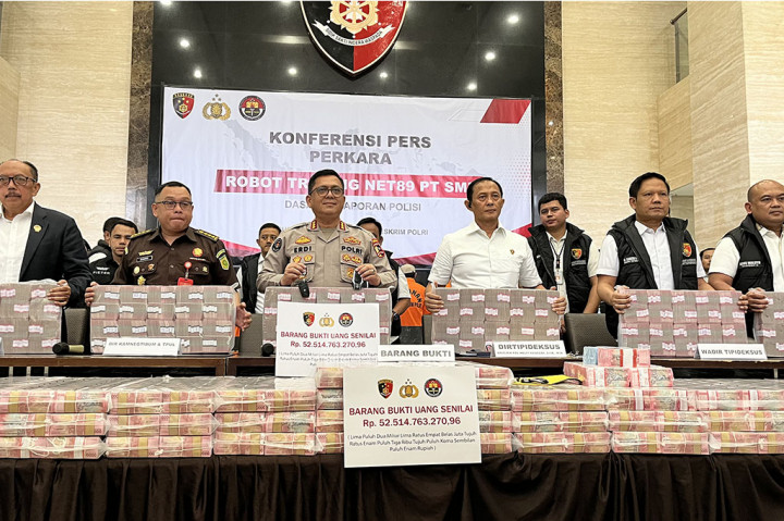 Direktorat Tindak Pidana Ekonomi Khusus (Dittipideksus) Bareskrim Polri terus mengusut kasus investasi bodong berkedok robot trading Net89. Terbaru, polisi menyita uang tunai sebesar Rp52,5 miliar dan 11 mobil mewah.