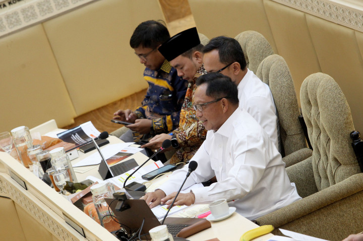 Adapun agenda pelantikan kepala daerah terpilih berpotensi dilaksanakan tidak sesuai jadwal berdasarkan Peraturan Presiden Nomor 80 Tahun 2024 karena proses Perselisihan Hasil Pemilihan (PHP) Kepala Daerah di Mahkamah Konstitus (MK).