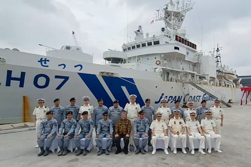 Badan Keamanan Laut (Bakamla) RI menyambut kedatangan Kapal Japan Coast Guard (JCG) Settsu, di Dermaga Tanjung Priok, Jakarta Utara, Rabu, 22 Januari 2025 pagi. Penyambutan kapal ini diiringi dengan Merplug atau Penghormatan Kapal saat proses sandar.