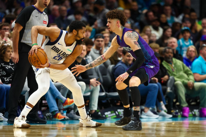 LaMelo Ball dan Miles Bridges masing-masing mencetak 23 poin, sementara Nick Smith Jr. menambah 19 poin. Mark Williams, meskipun sempat terganggu oleh masalah foul, mencatat double-double dengan 13 poin dan 13 rebound.
