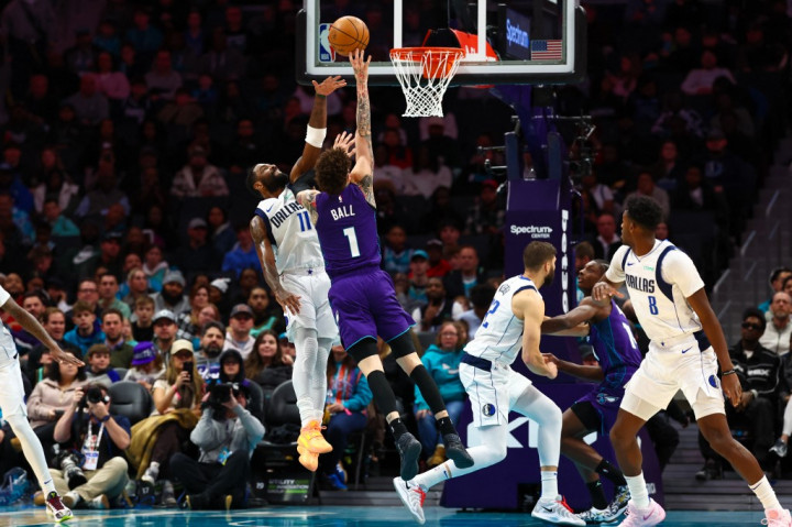 Dallas Mavericks kembali mengalami kekalahan tanpa kehadiran pemain bintang mereka, Luka Doncic, yang kali ini takluk 105-110 dari Charlotte Hornets dalam laga yang berlangsung pada Selasa, 21 Januari 2025, dengan catatan kekalahan  keempat dari lima pertandingan terakhir bagi Mavericks, yang terus berjuang mencari konsistensi tanpa pemain kunci.