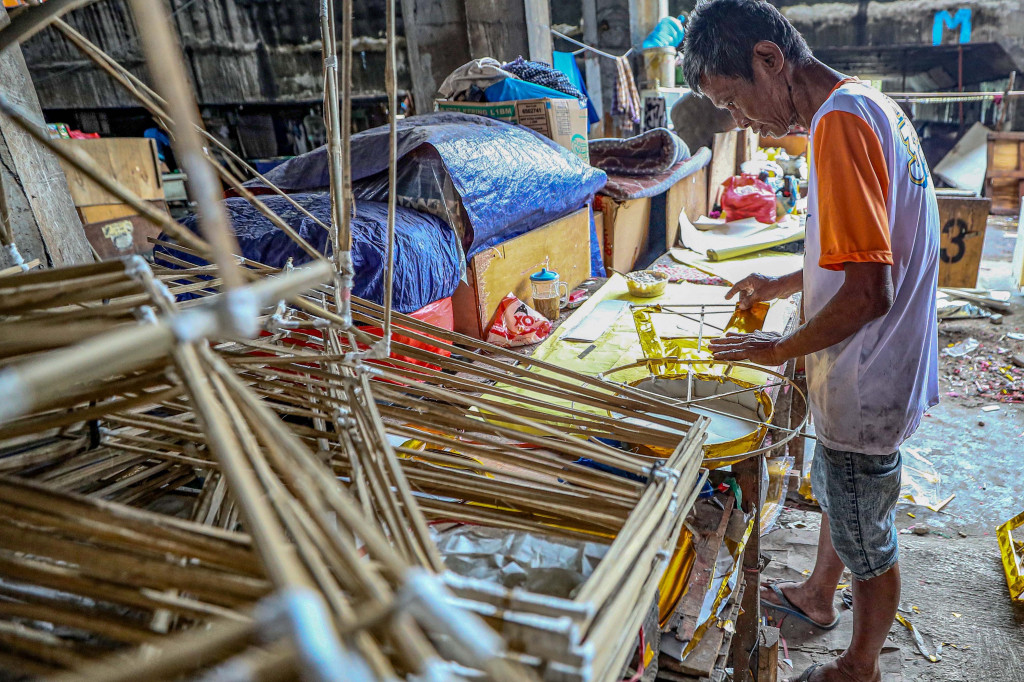 Mereka mengaku dibanjiri pesanan hingga omzet naik 100 persen. Setiap hari kelompok perajin itu mampu membuat lebih dari 30 jenis barang.