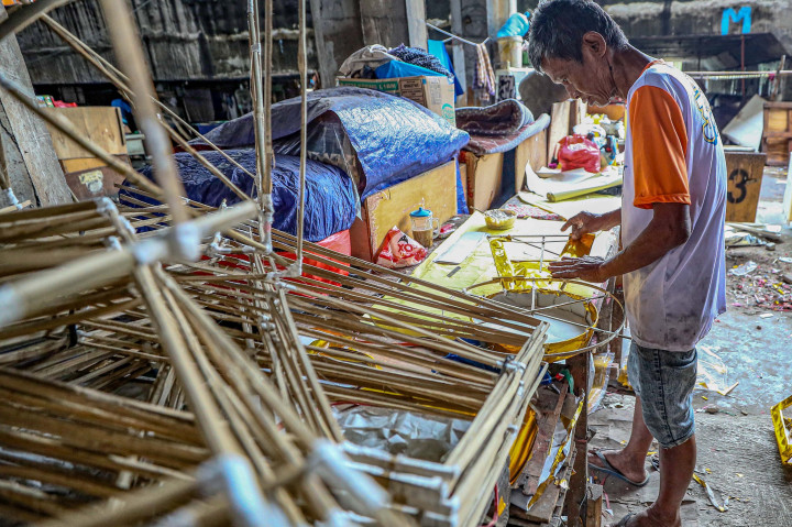 Mereka mengaku dibanjiri pesanan hingga omzet naik 100 persen. Setiap hari kelompok perajin itu mampu membuat lebih dari 30 jenis barang.