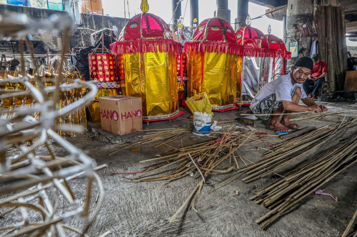Perajin membuat Gin Swa atau rumah-rumahan lengkap dengan pernak-pernik perabot rumah tangga yang terbuat dari kertas untuk keperluan sembahyang menjelang Imlek di Kolong Tol Gedong Panjang, Penjaringan, Jakarta Utara, Rabu, 22 Januari 2025. 