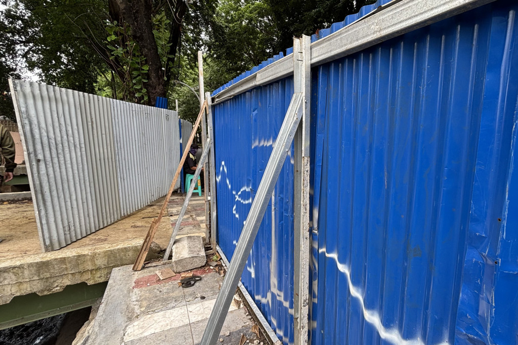 Dari pantauan di lapangan, papan seng terlihat memakan setengah badan trotoar. Penutup seng tersebut diberikan cat berwarna biru.