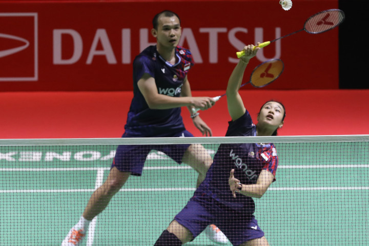 Kepastian itu didapatkan Rinov/Lisa setelah menang atas pasangan peringkat tujuh dunia melalui rubber game dengan skor 21-23, 21-17, 21-17 pada laga 32 besar yang digelar di Istora Gelora Bung Karno, Senayan Jakarta itu.