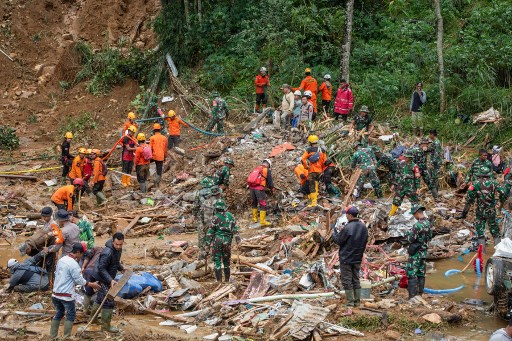Yulian Akbar  mengatakan pencarian korban masih tetap menggunakan alat manual, karena untuk mendatangkan alat berat tidak mungkin dilakukan mengingat akses menuju ke lokasi tertimbun longsor.