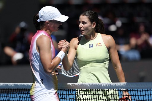 Swiatek dengan mudah mengalahkan petenis nomor delapan dunia Emma Navarro 6-1, 6-2 di perempat final Australian Open, Rabu, 22 Januari 2025.