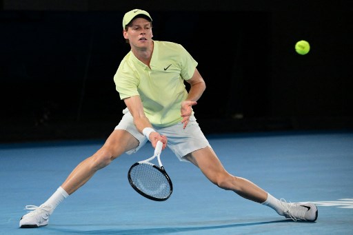Petenis peringkat satu dunia Jannik Sinner tampil dominan di perempat final Australian Open, Rabu, 22 Januari 2025, untuk mengalahkan favorit tuan rumah Alex de Minaur 6-3, 6-2, 6-1.