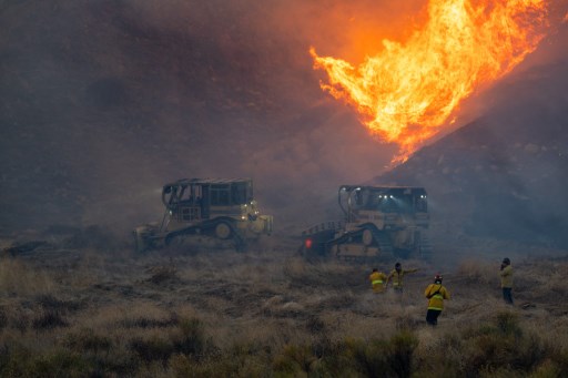 Keadaan masih belum terkendali saat pemadam kebakaran berusaha memadamkan kobaran api.