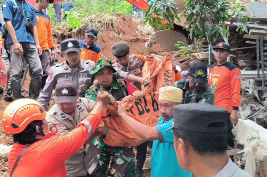 Tim SAR Gabungan akhirnya berhasil mengevakuasi satu dari dua korban tanah longsor yang dinyatakan hilang di lereng Gunung Anjasmoro, Wonosalam, Kabupaten Jombang, Jawa Timur, Kamis, 23 Januari 2025. Korban ditemukan dalam keadaan tewas tertimbun reruntuhan bangunan.
