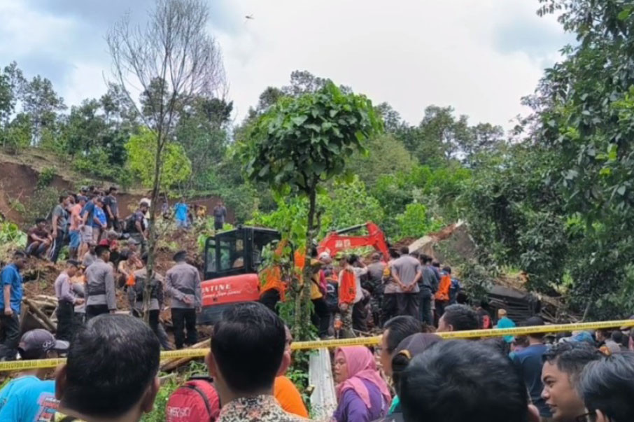 Setelah mendatangkan alat berat, TIm SAR Gabungan berhasil menemukan jasad Nadin, Bocah berusia 9 tahun yang menjadi korban tanah longsor, di Dusun Jumuk, Desa Sambirejo, Kecamatan Wonosalam. Korban langsung dievakuasi menuju mobil ambulan dan kemudian dibawa ke Puskesmas Wonosalam.