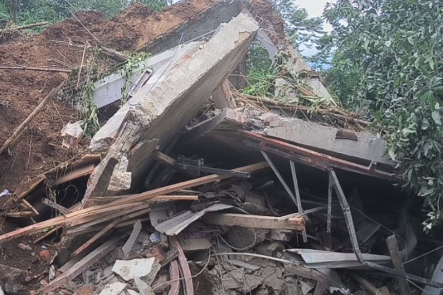 Tim SAR Gabungan menemukan jasad korban, berada di area reruntuhan bagian depan rumah. Diketahui, rumah korban terbawa tanah longsor hingga radius 10 meter dari titik lokasi rumah berdiri.