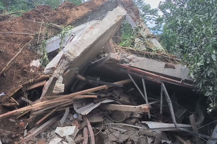 Tim SAR Gabungan menemukan jasad korban, berada di area reruntuhan bagian depan rumah. Diketahui, rumah korban terbawa tanah longsor hingga radius 10 meter dari titik lokasi rumah berdiri.
