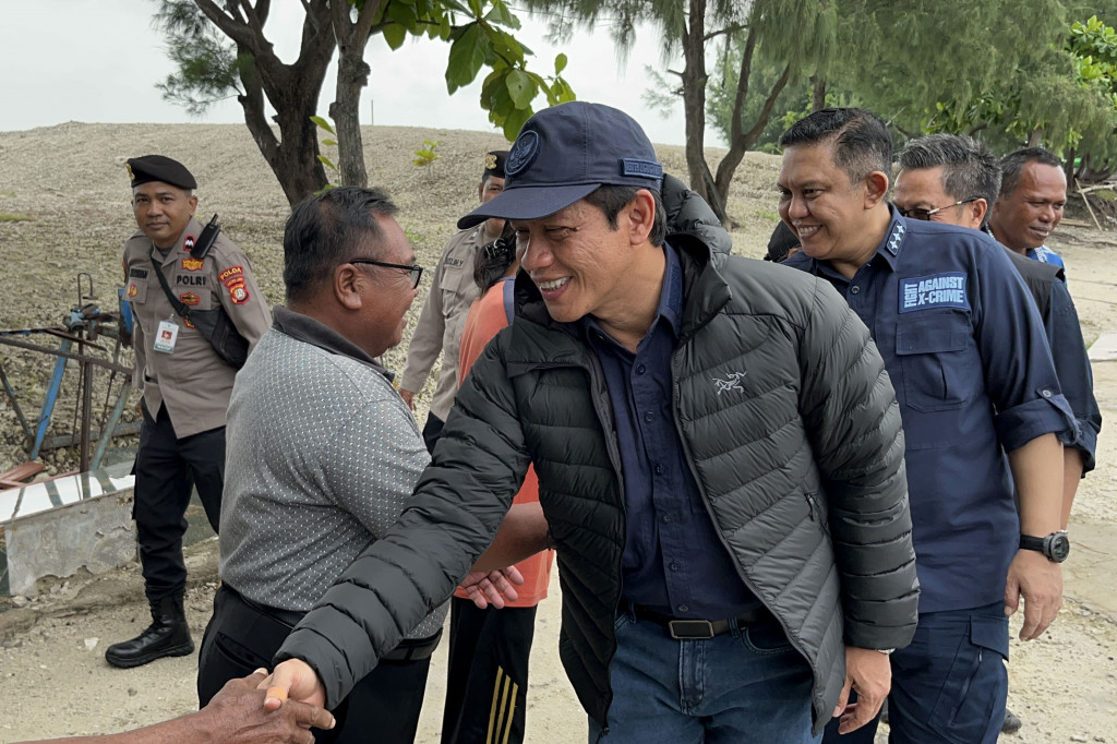 Kementerian Lingkungan Hidup (KLH) menyegel aktivitas pembangunan di Pulau Biawak bagian dari gugusan Pulau Pari di Kepulauan Seribu, Kamis, 23 Januari 2025.