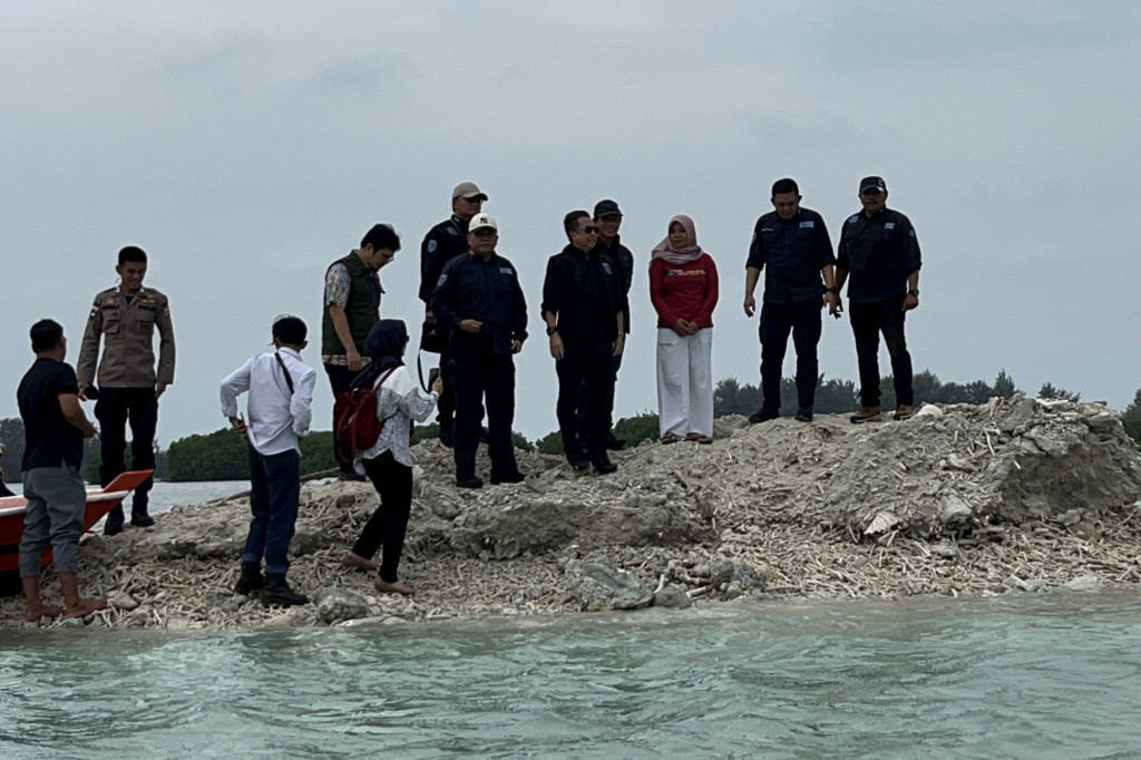 Penyegelan ini langsung dilakukan oleh Menteri KLH Hanif Faisol Nurofiq didampingi oleh Deputi Bidang Penegakan Hukum Lingkungan (Gakkum) Rizal Irawan serta Deputi Bidang Pengendalian Pencemaran dan Kerusakan Lingkungan (PPKL) Rasio Ridho Sani.