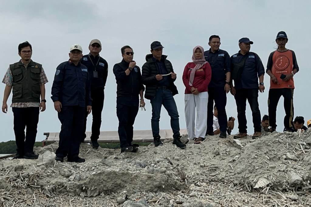 “Berhenti total, minimal menghitung tiga jenis kerugian. Yang pertama adalah kerugian ekonomi, yang kedua kerugian sosial dan yang ketiga adalah kerugian lingkungan. Ini tim sudah memanggil ahli,