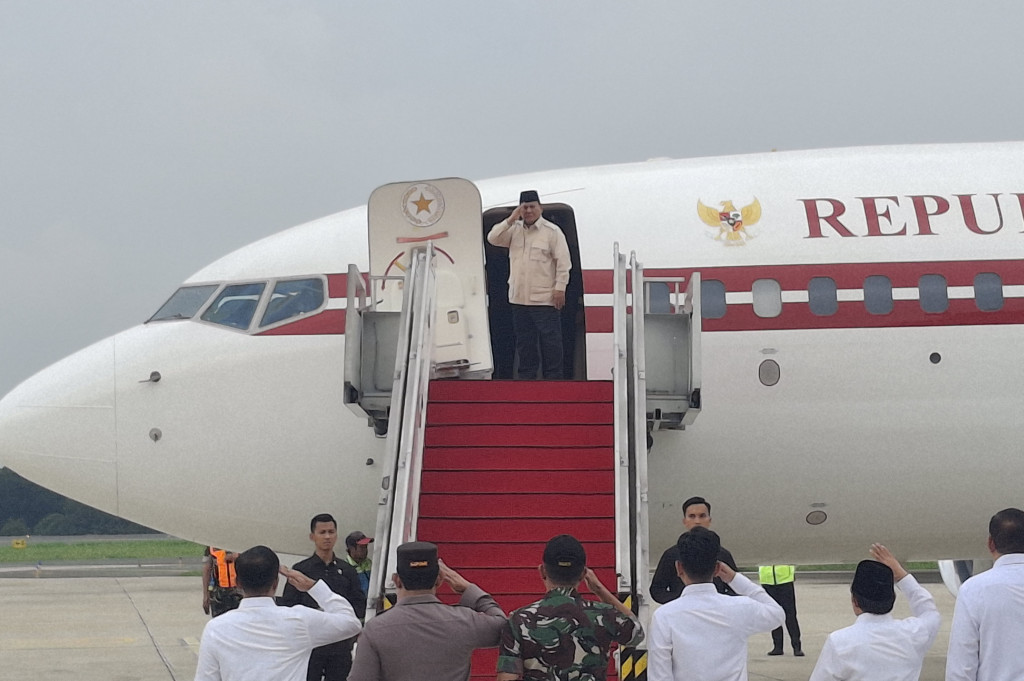 Pantaun Metrotvnews.com, Prabowo lepas landas dari Lanud Halim Perdanakusuma pada pukul 17.19 WIB. Prabowo menggunakan Pesawat Kepresidenan berwarna putih bertuliskan Republik Indonesia.
