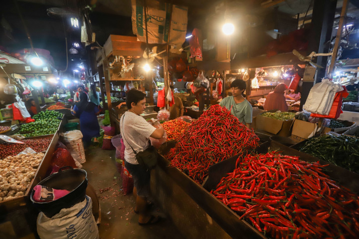 Menurut pedagang, kenaikan ini akibat pasokan cabai berkurang dampak cuaca ekstrem.