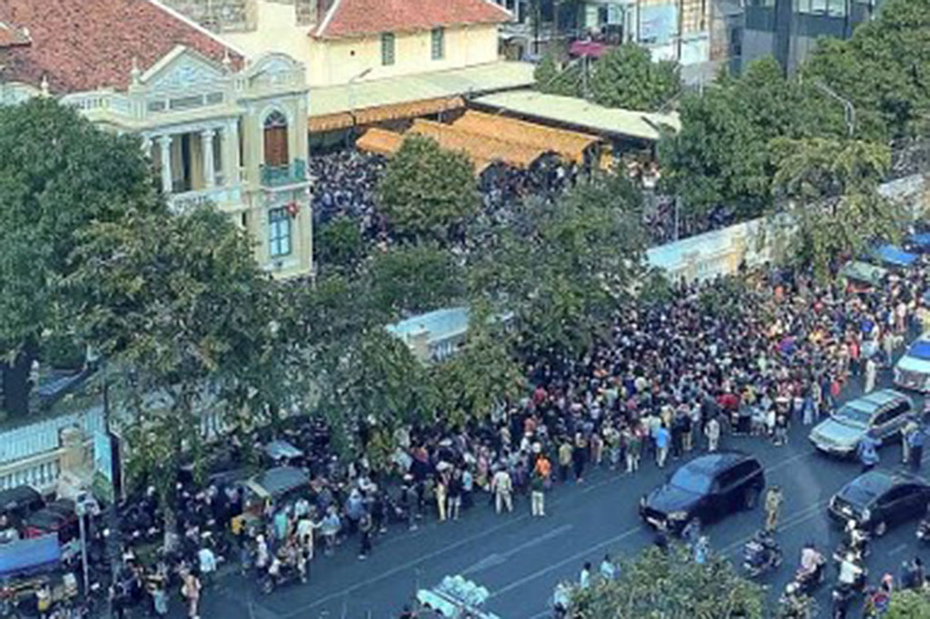 Empat orang tewas dan lima lainnya cedera saat ratusan orang berebut untuk mendapatkan bantuan makanan dan uang tunai (angpao) dari salah satu orang terkaya di Kamboja sebagai hadiah Tahun Baru Imlek, Kamis, 23 Januari 2025.