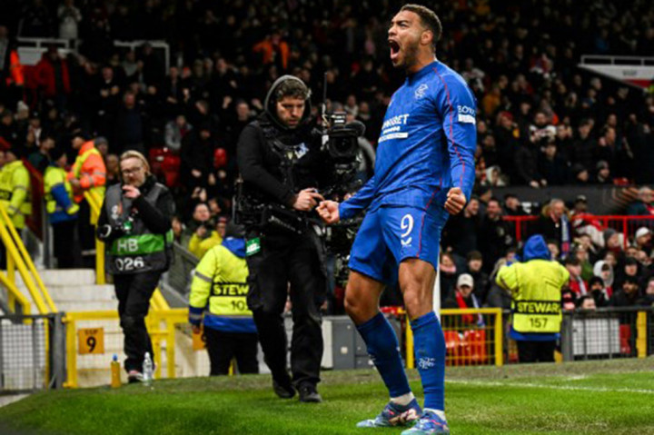 MU kemudian kebobolan ketika laga memasuki menit ke-88 setelah umpan lambung terukur James Tavernier disambut tendangan Cyriel Dessers yang tak dapat dihentikan Altay Bayindir. Skor berubah 1-1.