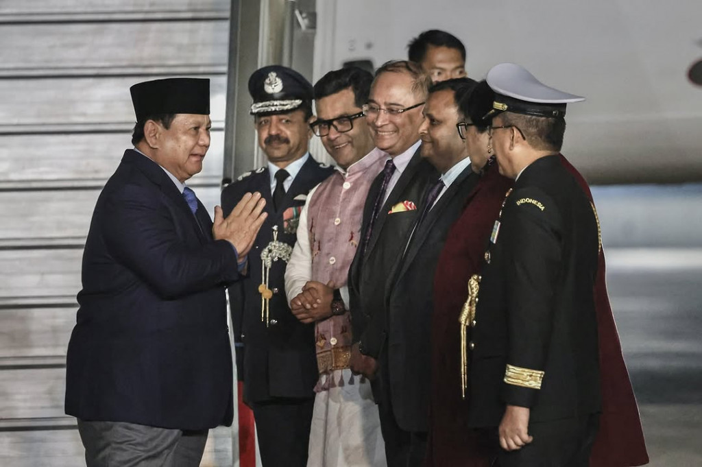 Di bawah tangga pesawat, tampak menyambut kedatangan Prabowo di antaranya adalah Menteri Negara untuk Urusan Luar Negeri India Pabitra Margherita, Duta Besar Republik India untuk Indonesia Sandeep Chakravorty, Duta Besar RI di New Delhi Ina Krisnamurthi, serta Atase Pertahanan KBRI New Delhi Laksamana Pertama Ardiansyah Muqsit.