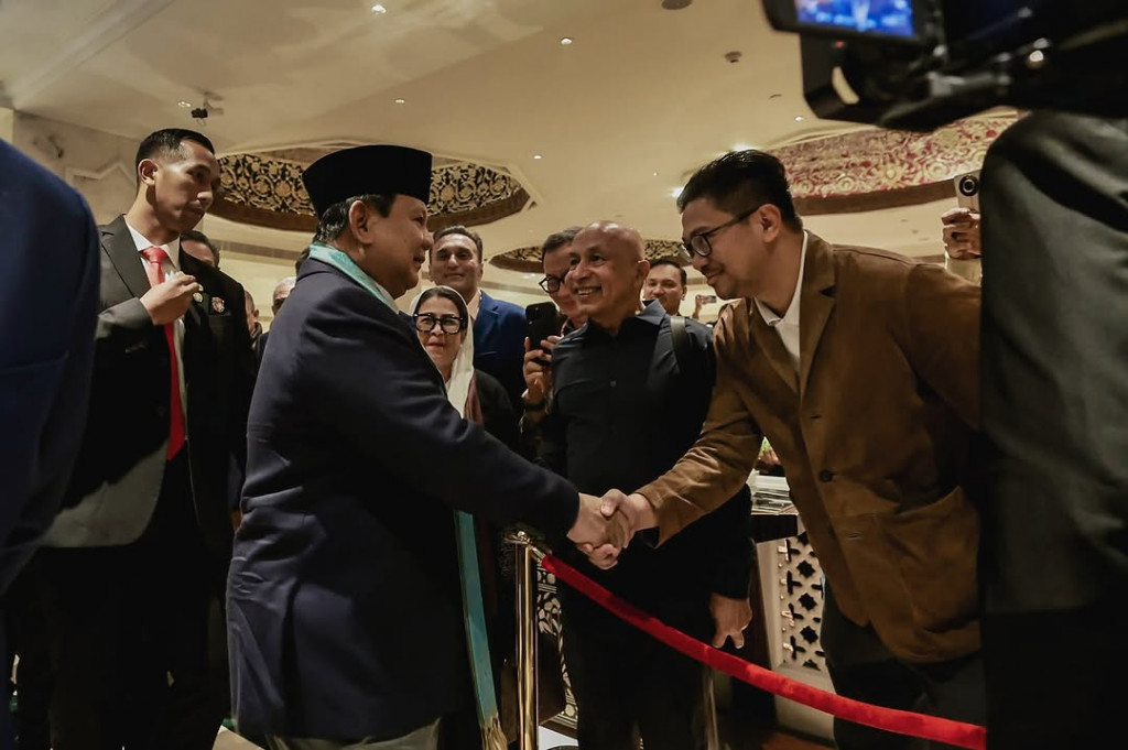 Saat tiba di hotel, Presiden disambut para menteri Kabinet Merah Putih, antara lain Menteri Energi dan Sumber Daya Mineral (ESDM) Bahlil Lahadalia, Menteri Komunikasi dan Digital (Menkomdigi) Meutya Hafid, serta pejabat lainnya, yakni Utusan Khusus Presiden Hashim Djojohadikusumo dan Wakil Gubernur Akademi Militer Brigjen Kristomei Sianturi.