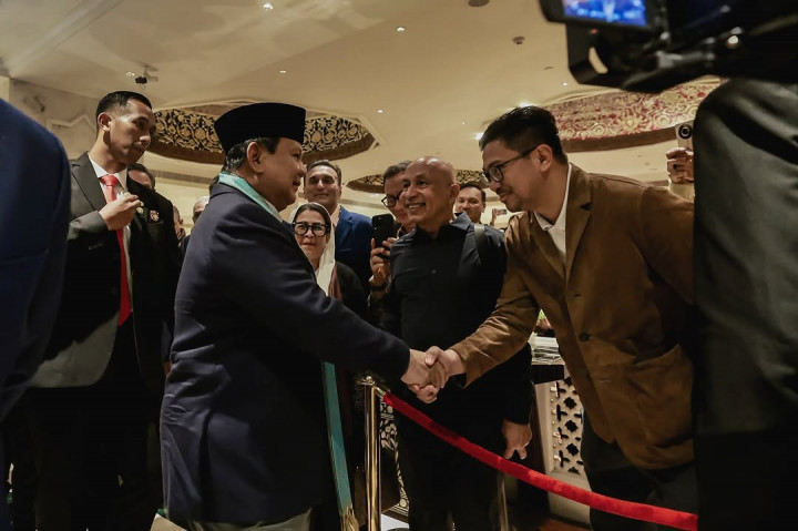 Saat tiba di hotel, Presiden disambut para menteri Kabinet Merah Putih, antara lain Menteri Energi dan Sumber Daya Mineral (ESDM) Bahlil Lahadalia, Menteri Komunikasi dan Digital (Menkomdigi) Meutya Hafid, serta pejabat lainnya, yakni Utusan Khusus Presiden Hashim Djojohadikusumo dan Wakil Gubernur Akademi Militer Brigjen Kristomei Sianturi.