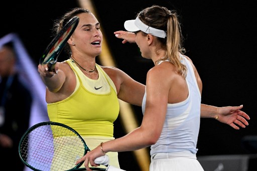 Petenis nomor satu dunia itu mengalahkan unggulan nomor 11 Paula Badosa 6-4, 6-2 di semifinal untuk memenangi pertandingan ke-20 berturut-turut di turnamen major pertama musim ini. Sabalenka memperbaiki rekornya menjadi 6-2 atas Badosa. 