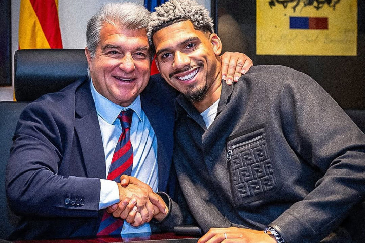 Pemain berkebangsaan Uruguay tersebut resmi menandatangani kontrak pada Kamis, 23 Januari waktu setempat, bersama Presiden Barcelona Joan Laporta, Wakil Presiden Rafa Yuste dan Direktur Olahraga Anerson Luis de Souza 'Deco'.