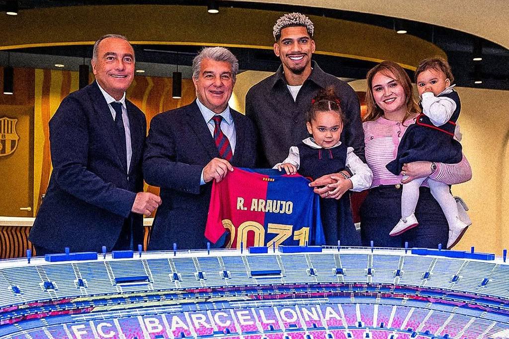 Pemain Timnas Uruguay tersebut bergabung dengan FC Barcelona pada musim panas 2018 dari Boston River, Montevideo dan memulai kariernya bersama Blaugrana bersama tim Barca B, sebelum akhirnya dipromosikan ke tim senior.